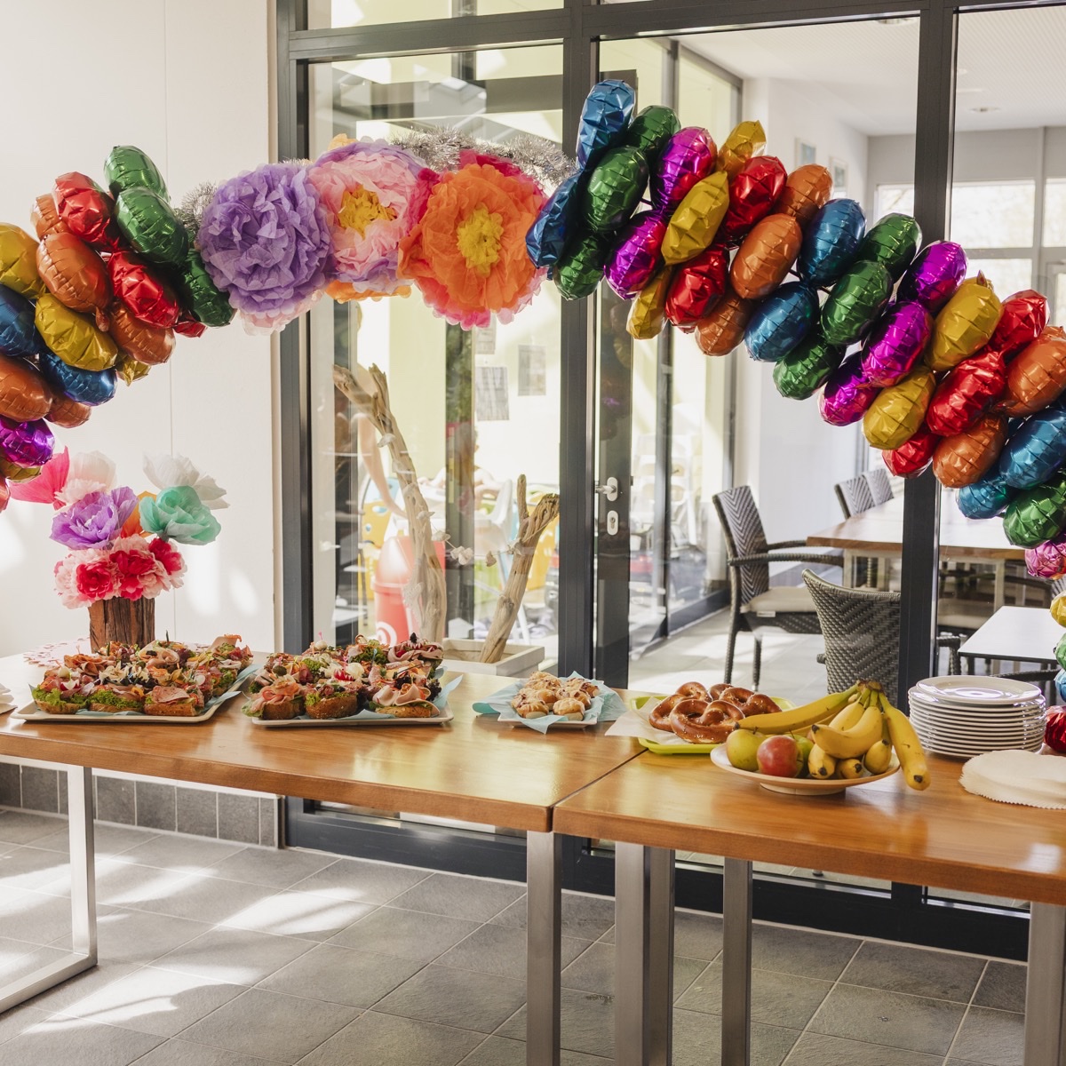Bistro AquaStern mit bunten Luftballons