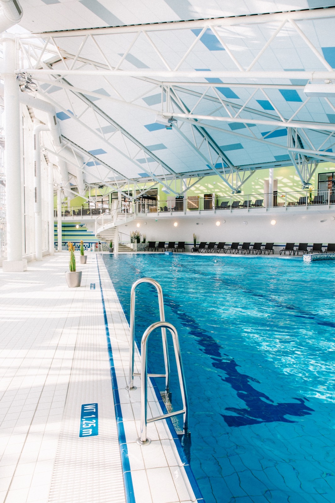 Gäste genießen das AquaFit Erlebnisbad in Waldmünchen